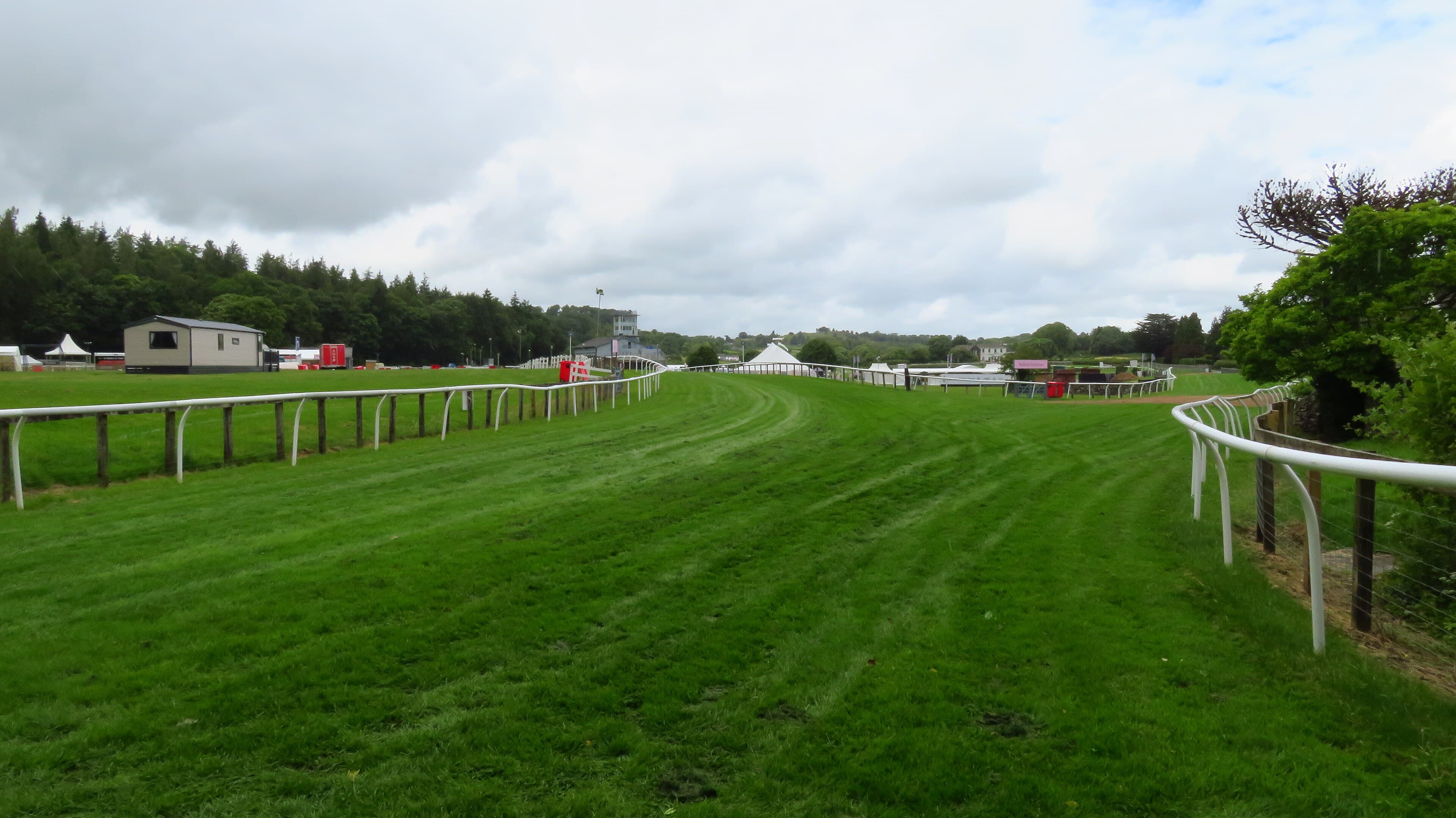 The Cartmel course running away towards the stand, the rail sweeping round to the right.