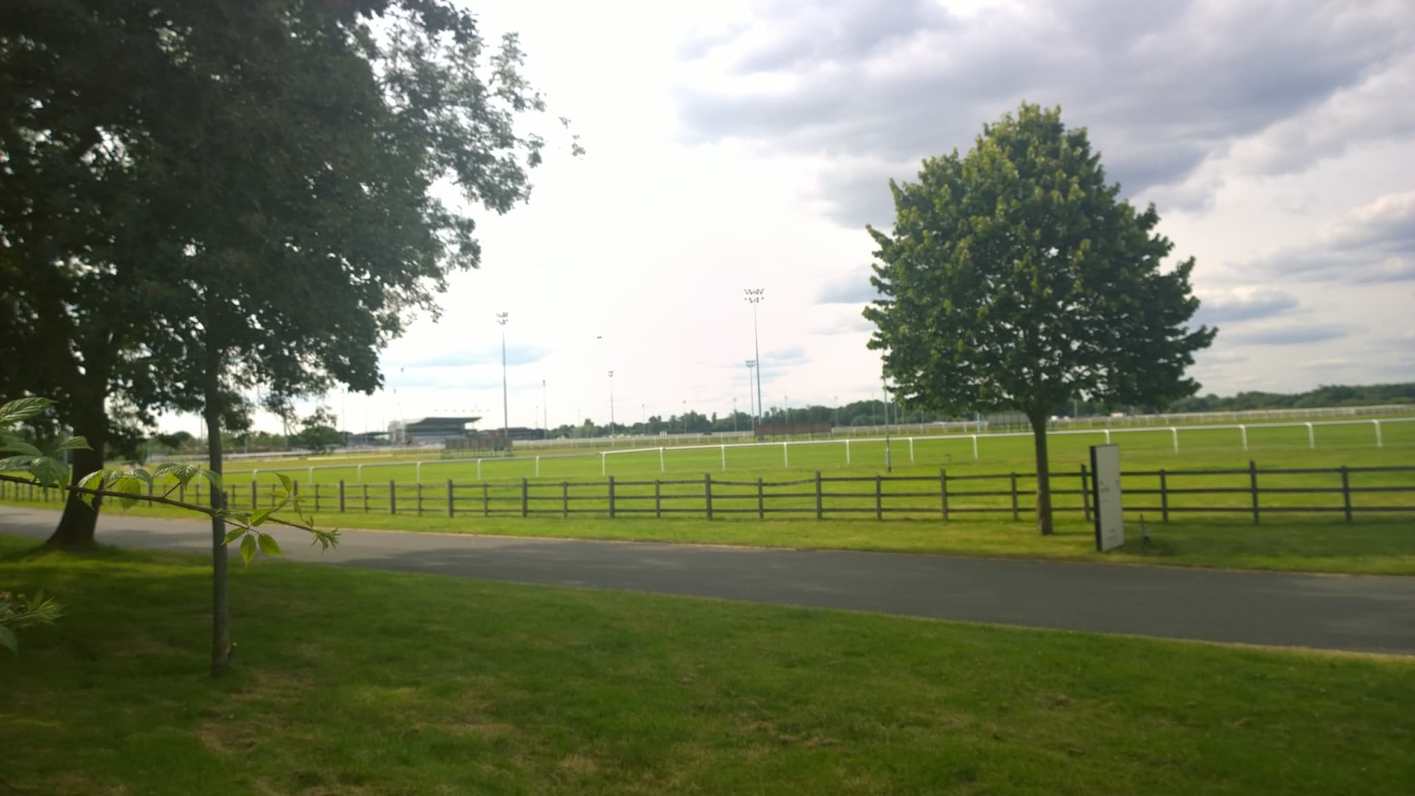 Kempton Park Racecourse: Complete Guide